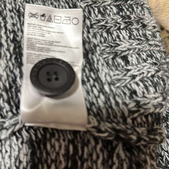 QUICKSILVER BUTTON DOWN SMALL BLK & WHT CARDIGAN NWT - Picture 14 of 14